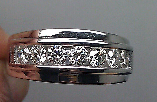 14K Men White Gold Band With 7 Brilliant Round Diamonds 1CT